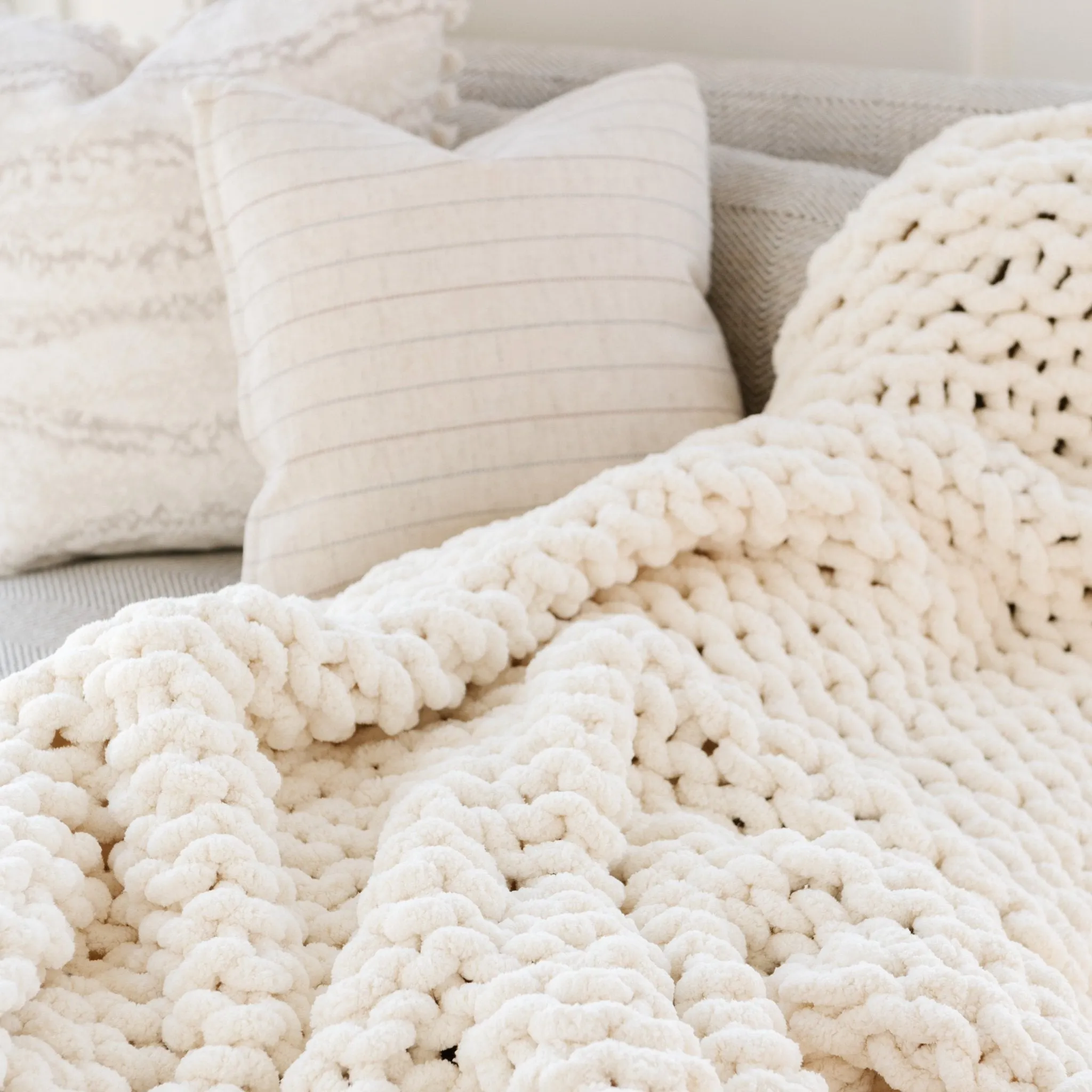 CHUNKY KNIT LARGE THROW BLANKETS